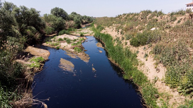 (Özel) İşletme atıkları Alaşehir Çayını siyaha boyadı