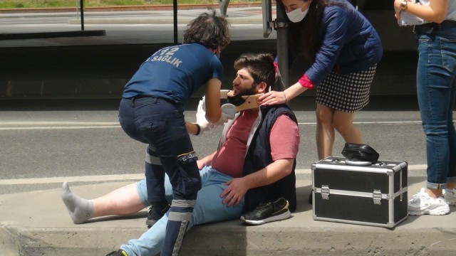 (Özel) İstanbulda ilginç kaza: Martı ile motosikletli boş yolda çarpıştı