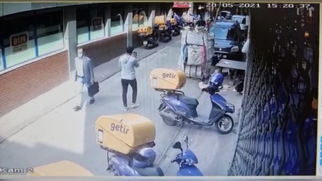 (Özel) İstanbulda yaşlı kadını “FETÖ” yalanıyla dolandıran şahsa suçüstü baskını kamerada
