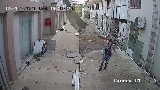 (Özel) Kablolara dadanan hırsız pusuya yatan esnaf sayesinde yakalandı