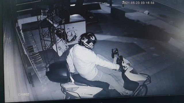 (Özel) Kadıköyde kasklı hırsızların motosikleti çaldıkları an kameraya yansıdı
