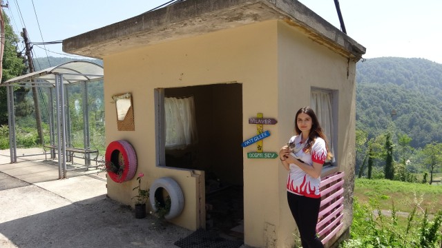 (Özel) Kendi imkanlarıyla harabe olan kulübeyi sokak hayvanları için ev yaptı