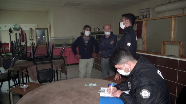 (Özel) Kıraathaneye polis baskını; kimi fal bakıyordu dedi, kimi perdenin arkasına saklandı