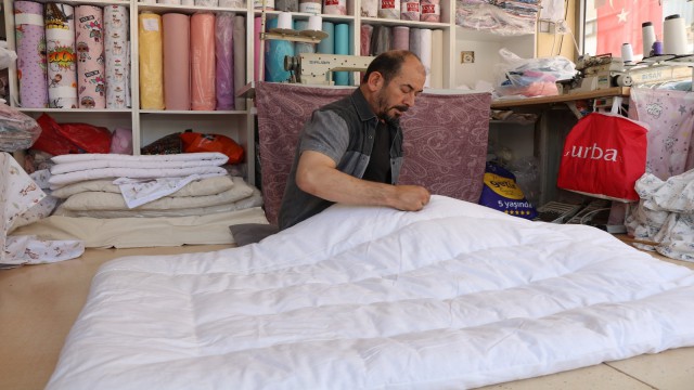 (Özel) Kırşehirli yorgancı çırak bulamayıp mesleğinin unutulmasından korkuyor