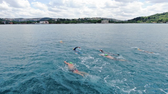 (Özel) Kısıtlamada İstanbul Boğazını yüzerek geçtiler