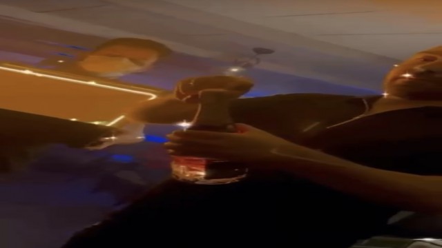 (Özel) Kısıtlamada otel terasında meşaleli doğum günü partisi kamerada