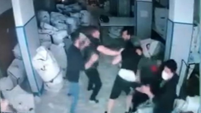 (Özel) Küçükçekmecede bıçaklı ‘yan baktın kavgası