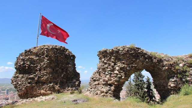 (Özel) Manisa Kalesinin kalıntıları da yok oluyor