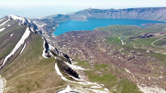 (Özel) Nemrut Krater Gölünde iki mevsim güzelliği