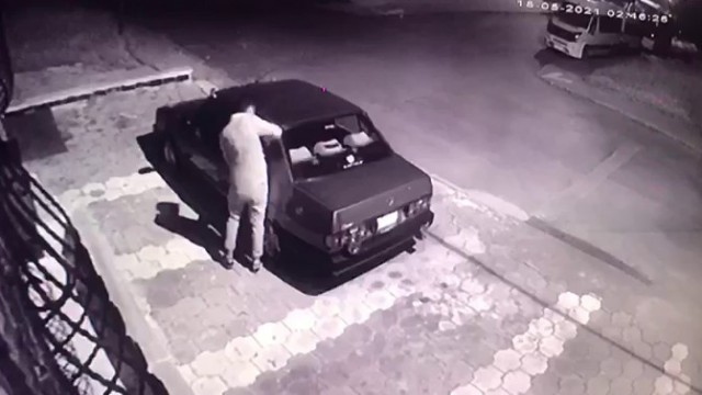 (Özel) Park halindeki otomobilin üzerindeki bin liralık aksesuarı böyle çaldı
