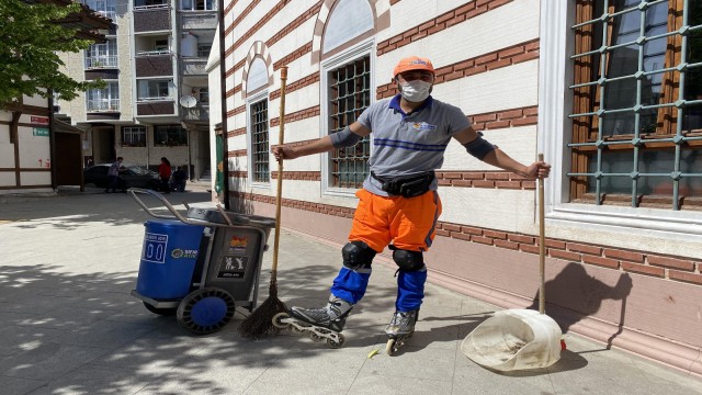 (ÖZEL) Patenli temizlik işçisi ilçede ilgi odağı oldu