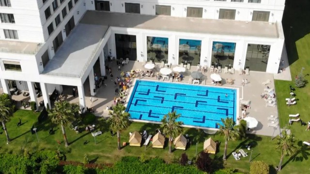 (Özel) Pendikte havuz başında DJ eşliğinde korona virüs partisi