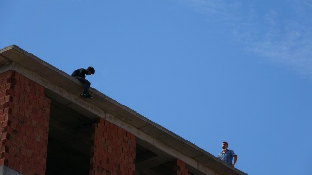 (Özel) Pendikte intihar etmek isteyen genci mahalleli ikna etti