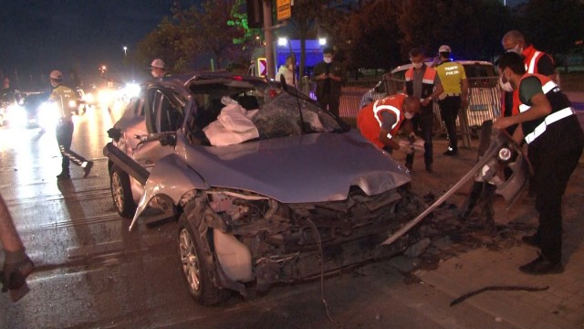 (Özel) Pendikte korkutan kaza: Aşırı hız yaptı, yaya geçidindeki bariyerlere çarpıp takla attı