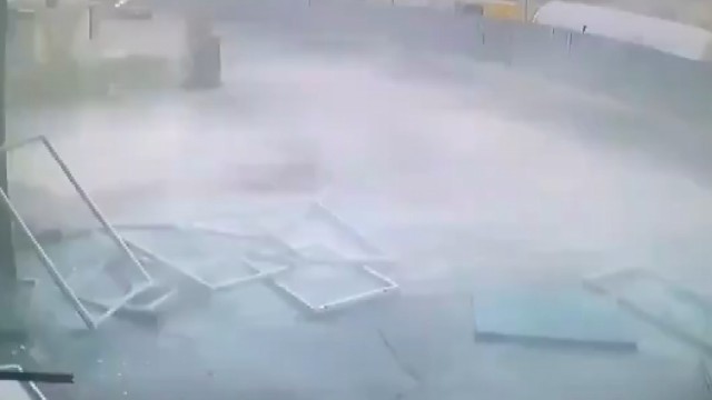 (Özel) Pendikte metro inşaatında şiddetli patlama anı kamerada