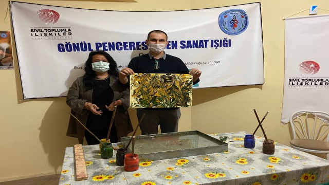 (Özel) Renkleri görmeden Ebru yapıyorlar