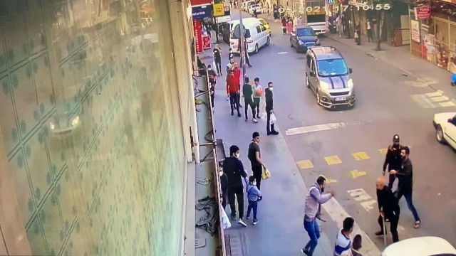 (ÖZEL) Sokak ortasında tekmeli sopalı kavga kamerada