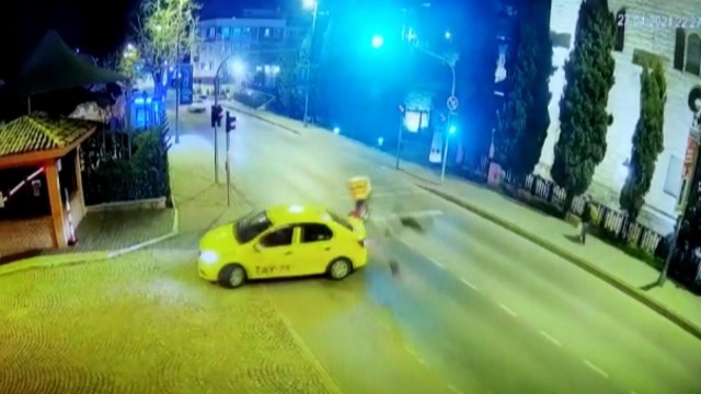 (Özel) Taksiye çarpan motosikletli havada takla attı, o anlar kamerada
