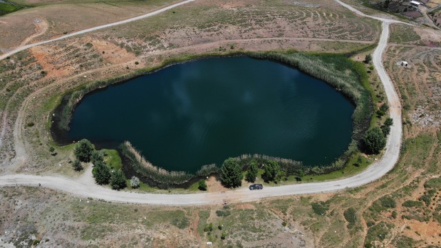 (Özel) Torosların nazar boncuğu Dipsiz Göl, buz gibi suyu ve mavi rengiyle ziyaretçilerini bekliyor
