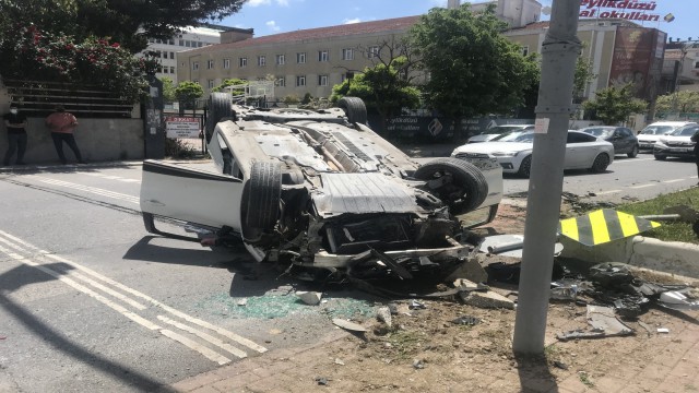 (Özel) Trafik ışığı direğine çarpan araç takla attı: O anlar kamerada