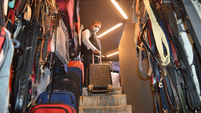 (ÖZEL) Turizm hareketliliği çanta ve valiz satıcıların yüzünü güldürüyor