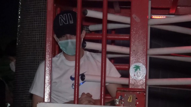 (Özel) Tuvaletin turnikeli kapısına sıkıştı, 2 saat mahsur kaldı