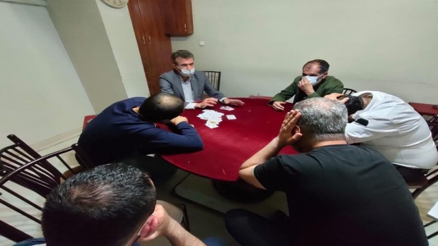 Pandemi tedbirlerini ihlal ederek kumar oynayan 34 kişiye 149 bin lira ceza yazıldı