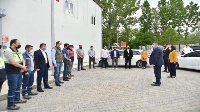 Pandemide özveriyle çalışan personele başkandan moral