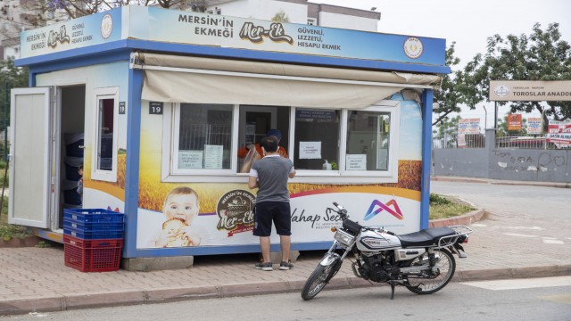Parasını hayırseverler ödüyor, ekmek ihtiyaç sahiplerine ücretsiz dağıtılıyor