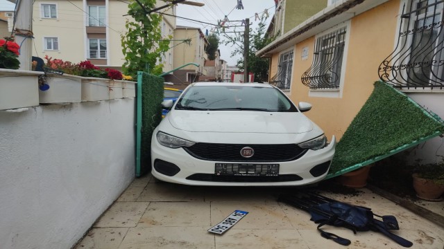 Park halindeki otomobil evin bahçesine daldı