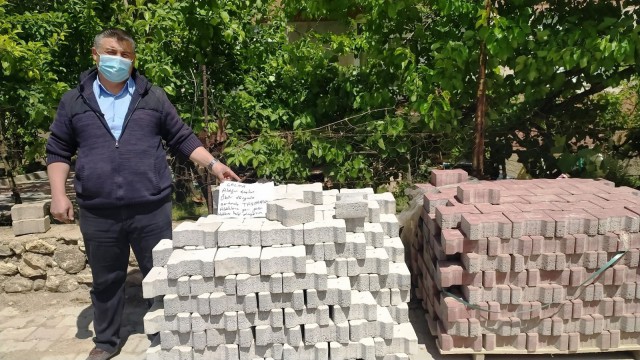 Parke taşlarını çalan hırsıza not bıraktı