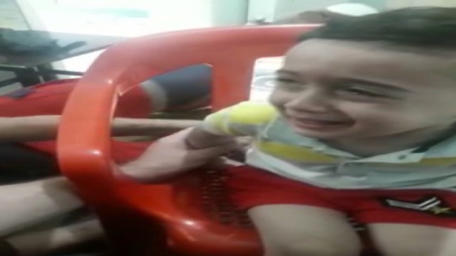 Parmağı sandalyeye sıkışan çocuğun imdadına itfaiye yetişti