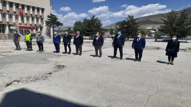 Pasinlerde 19 Mayıs kutlamalarında çelenk sunumu yapıldı