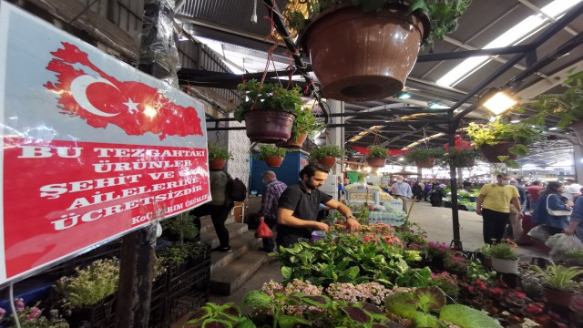 Pazar tezgahına öyle bir yazı astı ki görenler duygusal anlar yaşadı