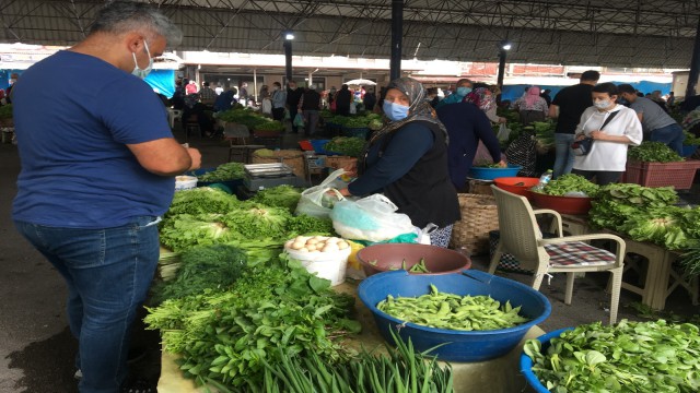 Pazar yerleri geniş tedbirler altında açıldı