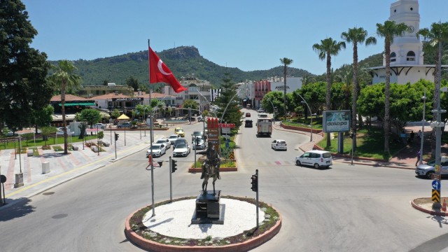 Pegasus heykeli yerine Atatürk heykeli