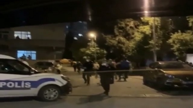 Pendikte 2 grup tekme ve yumruklarla birbirine girdi