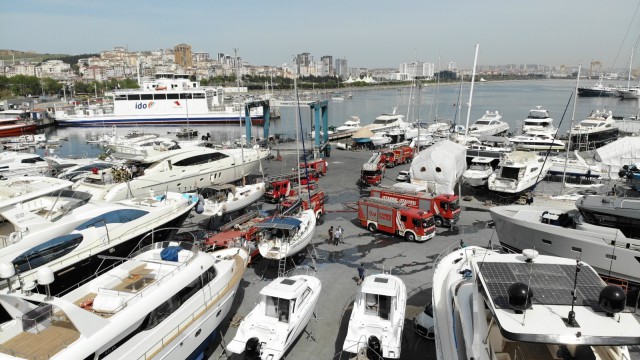 Pendikte 20 metrelik yatta yangın paniği