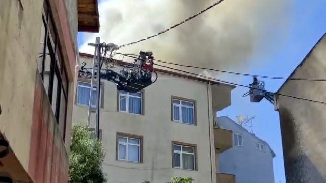 Pendikte 5 katlı binanın çatısı alevlere teslim oldu
