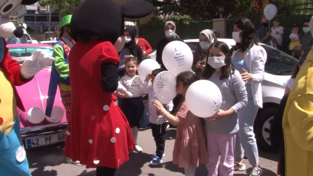 Pendikte çocuklara vosvoslu, maskotlu bayram sürprizi