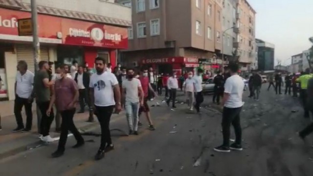Pendikte drift yapan magandalar aracı onlarca kişinin üzerine sürdü: Ortalık savaş alanına döndü