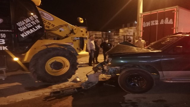 Pikap park halindeki iş makinesine çarptı: 2si ağır 4 yaralı