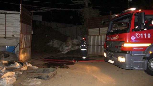 Plastik geri dönüşüm tesisinde çıkan yangın söndürüldü