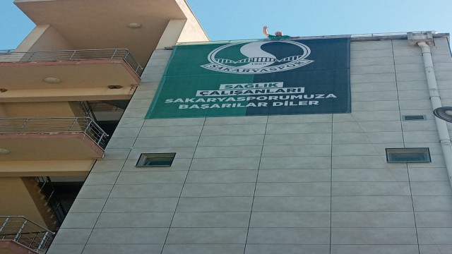 Play-Off yolundaki Sakaryaspora sağlıkçılardan destek