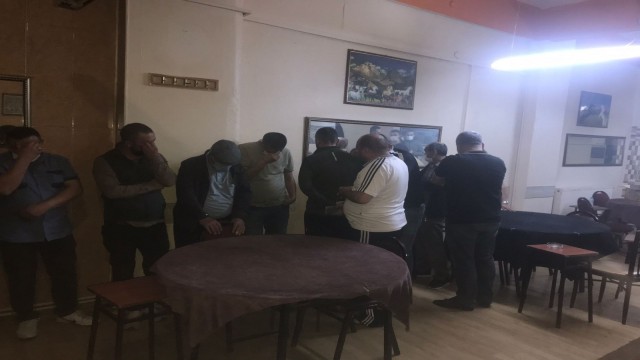 Polis içerde kumar oynayanları iş yerinin arka camından gördü sonra baskın düzenledi