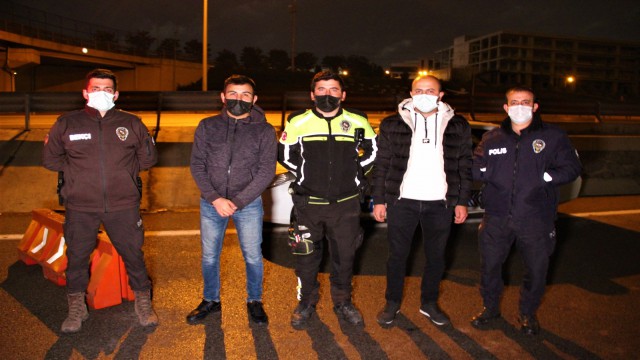 Polis, iftar saatinde yaptığı bu hareketiyle yürekleri ısıttı