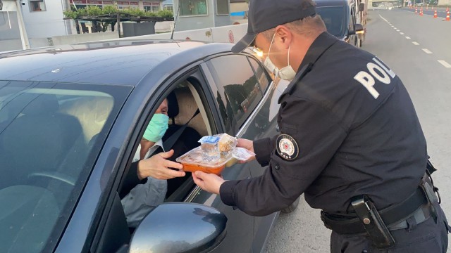 Polis iftara yetişemeyenlerle kumanyasını paylaştı