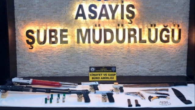 Polisin baskın yaptığı evden cephanelik çıktı