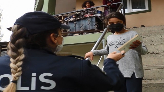 Polisler çocuklar için köy köy dolaşıp, çalmadık kapı bırakmadılar