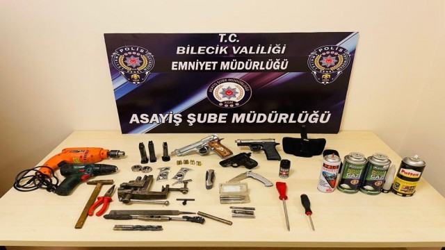 Polisten kaçan şahsın üzerinden ve çantasından çıkanlar şok etti